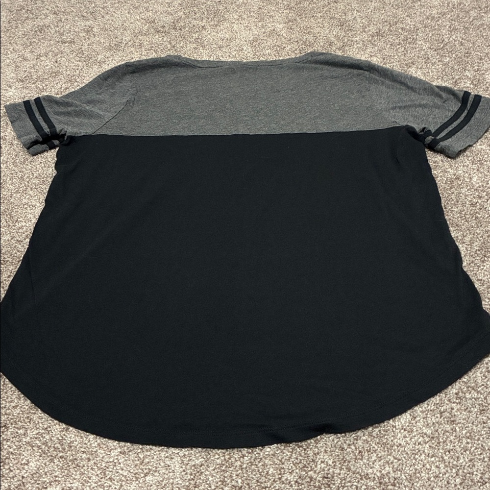 UNDER AMOUR Short Sleeve Tee with Silver Logo *grey/black* - Picture 7 of 7